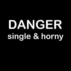 Smešna majica Danger single and horny vyobraziť