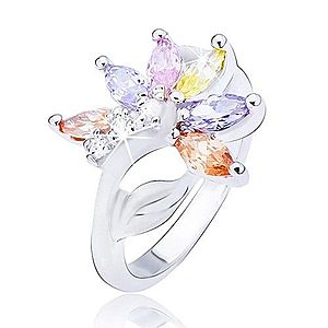 Lesklý oceľový prsteň, striebornej farby, kvet s farebnými zirkónovými lupeňmi L10.10 vyobraziť