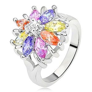 Lesklý prsteň striebornej farby, farebný kvet z brúsených kamienkov L9.09 vyobraziť