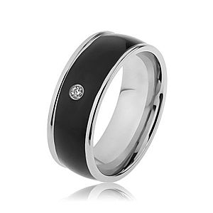 Lesklý oceľový prsteň striebornej farby, čierny vypuklý pás s čírym zirkónom SP62.29 vyobraziť