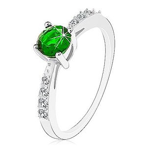 Strieborný 925 prsteň, lesklé ramená vykladané čírymi zirkónikmi, zelený zirkón J08.06 vyobraziť