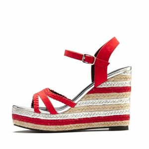 LASCANA Remienkové sandále červená / strieborná / svetlobéžová vyobraziť