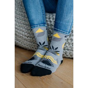 Sivo-žlté vzorované ponožky Pikasove zátišie vyobraziť