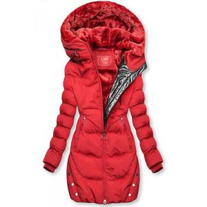 Červená zimná bunda so strieborným lemom vyobraziť