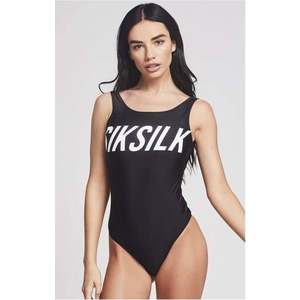 SIK SILK Dámske čierne celé plavky SikSilk Ibiza Veľkosť: XS vyobraziť