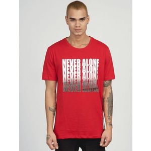 Štýlové červené tričko s potlačou Never Alone MR/21513 vyobraziť