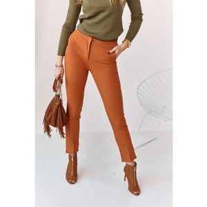 Úzke nohavice s naznačenými záhybmi, oranžové vyobraziť