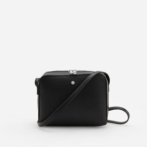 Reserved - Hladká kabelka cez plece s úzkym remienkom - Čierna vyobraziť