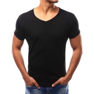 Čierne tričko s módnym výstrihom vyobraziť