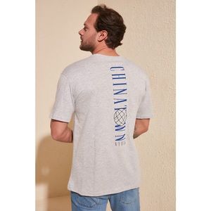 Trendyol Grey Men's Wide Cut Fit Back Printed T-Shirt vyobraziť