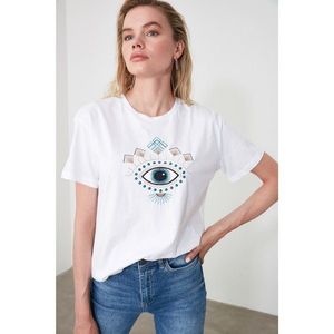 Trendyol White Embroidery Semi-Fitted Knitted T-Shirt vyobraziť