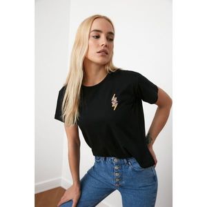 Trendyol Semifitted Knitted T-Shirt WITH Black Patch Embroidery vyobraziť