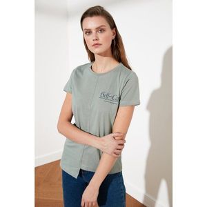 Trendyol Haki Printed Asymmetric Detailed Knitted T-Shirt vyobraziť