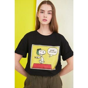 Trendyol Black Snoopy Licensed Printed Loose Knitted T-Shirt vyobraziť