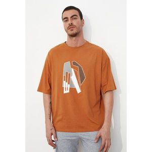 Trendyol Camel Men's Short Sleeve Oversize Fit Printed T-Shirt vyobraziť