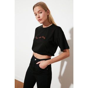 Trendyol Black Printed and Puckered Crop Knitted T-Shirt vyobraziť