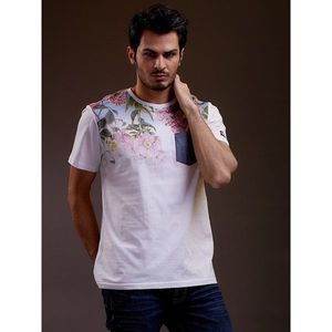 Men´s white t-shirt with flowers vyobraziť