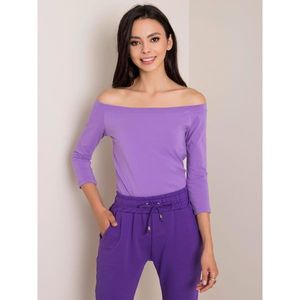 Violet blouse with bare shoulders vyobraziť