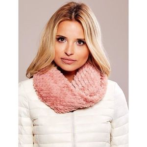 A soft pink scarf vyobraziť