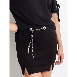 Black skirt with a chain vyobraziť