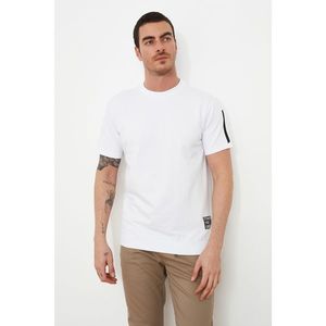 Trendyol White Male Short Sleeves Regular Fit Slogan Labeled Sweatshirt vyobraziť
