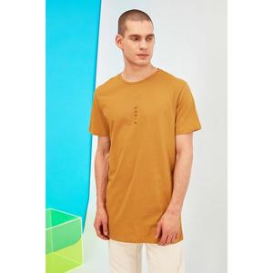 Trendyol Camel Men's Long Fit Printed Bike Collar T-Shirt vyobraziť