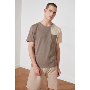 Trendyol Brown Men's Regular Fit Bike Collar Short Sleeve Printed T-Shirt vyobraziť