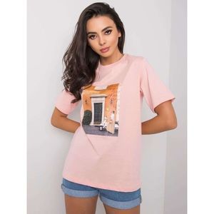 Powder pink t-shirt with a fashion print vyobraziť