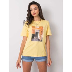 Yellow t-shirt with a fashion print vyobraziť