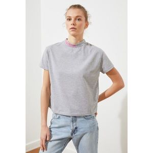 Trendyol Grey Collar Printed Semifitted Mold Knitted T-Shirt vyobraziť