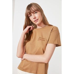 Trendyol Camel Embroidered Semi-fitted Knitted T-Shirt vyobraziť