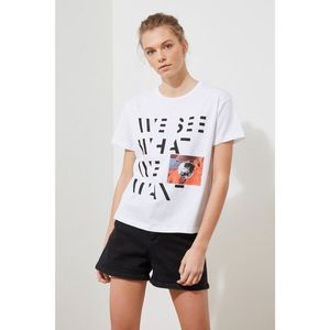 Trendyol White Printed Semifitted Knitted T-Shirt vyobraziť