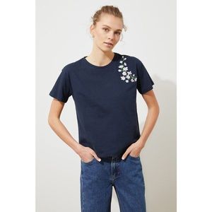 Trendyol Semifitted Knitted T-Shirt WITH Navy Embroidery vyobraziť
