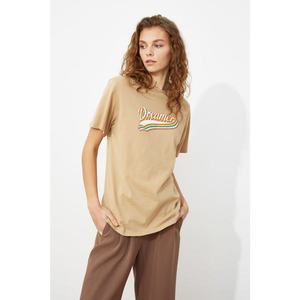 Trendyol Camel Wear Printed Printed Boyfriend Knitted T-Shirt vyobraziť