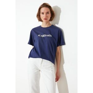 Trendyol Navy Blue Capricorn Printed Boyfriend Knitted T-Shirt vyobraziť