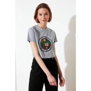 Trendyol Grey Embroidered Crop Knitted T-Shirt vyobraziť
