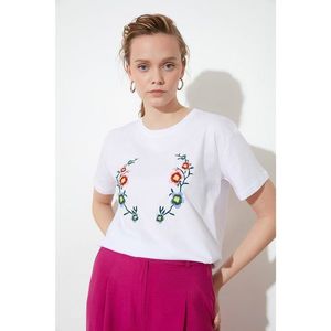 Trendyol White Embroidered Semifitted Knitted T-Shirt vyobraziť