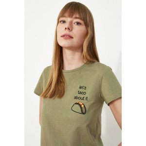 Trendyol Basic Knitted T-Shirt WITH Haki Embroidery vyobraziť