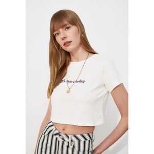 Trendyol Crop Knitted T-Shirt WITH Ekru Embroidery vyobraziť