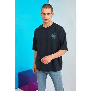 Trendyol Navy Blue Men's Oversize Bike Collar Printed T-Shirt vyobraziť