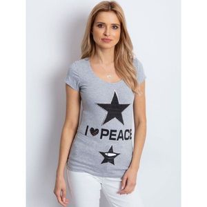 Gray t-shirt with a star badge vyobraziť