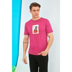 Trendyol Fuchsia Men's Regular Fit Bike Collar Short Sleeve Printed T-Shirt vyobraziť