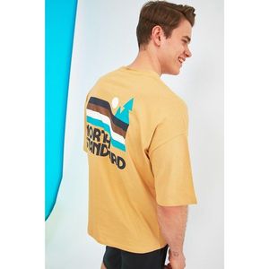 Trendyol Mustard Men's Oversize Fit Crew Neck Short Sleeve Printed T-Shirt vyobraziť