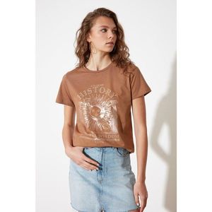 Trendyol Camel Leaf Printed Basic Knitted T-Shirt vyobraziť