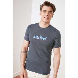 Trendyol Navy Blue Men Slim Fit Short Sleeve Embroidered T-Shirt vyobraziť