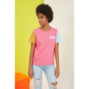Trendyol Pink Color Block Embroidered Basic Knitted T-Shirt vyobraziť