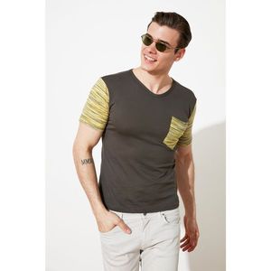 Trendyol Dark Khaki Men's Slim Fit V Neck Short Sleeve with Pocket Color Block T-Shirt vyobraziť