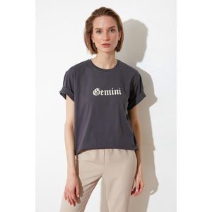 Trendyol Anthracite Gemini Printed Boyfriend Knitted T-Shirt vyobraziť