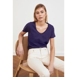 Trendyol Navy Blue 100% Cotton V Collar Basic Knitted T-Shirt vyobraziť