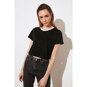 Trendyol Crop Knitted T-Shirt WITH Black Collar vyobraziť